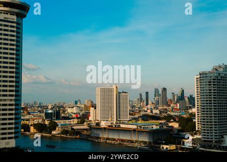 Bangkok, Thailand, 21. November 2024: Moderne Gebäude Eigentumswohnung am Chao Phraya Fluss Bangkok Thailand. Stockfoto