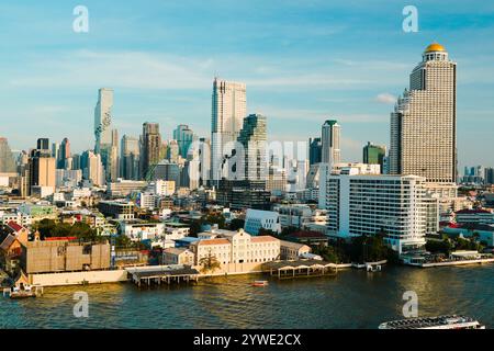 Bangkok, Thailand, 21. November 2024: Bangkok, Thailand, November 2024: Blick auf die Metropole am Bangkok Chao Phraya River Thailand. Stockfoto