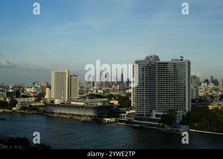 Bangkok, Thailand, 21. November 2024: Moderne Gebäude Eigentumswohnung am Chao Phraya Fluss Bangkok Thailand. Stockfoto