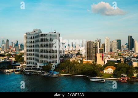 Bangkok, Thailand, 21. November 2024: Blick auf Sathorn und Silom vom Aussichtspunkt des Iconsiam Shopping Mall am Chao Phraya River in Thonburi von Bangkok in Tha Stockfoto