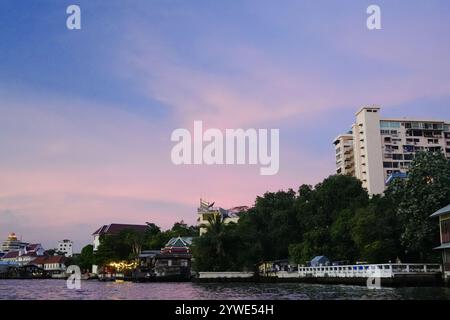 Bangkok, Thailand, 21. November 2024: Die Stadt bangkok von den Flussufern aus betrachtet chao praya Stockfoto