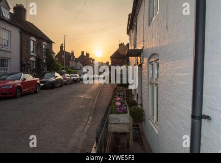 Barrow Street, Much Wenlock, Shropshire, Großbritannien, 20-06-2017. Ein goldener Sommeruntergang im ländlichen Shropshire. Die Straße ist frei an diesem faulen, trüben Tag. Stockfoto