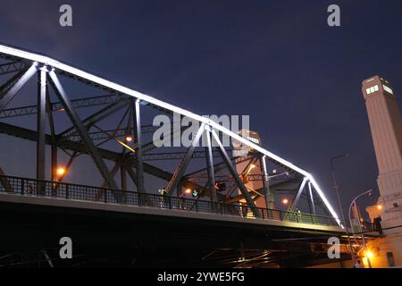 Bangkok, Thailand, 21. November 2024: Die Krungthep-Brücke überquert den Hauptfluss Chao praya in bangkok, thailand in der Dämmerung. Stockfoto