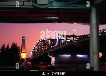 Bangkok, Thailand, 21. November 2024: Die Krungthep-Brücke überquert den Hauptfluss Chao praya in bangkok, thailand in der Dämmerung. Stockfoto