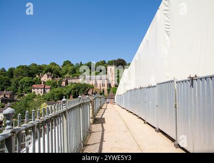 Ironbridge, Shropshire, Großbritannien, 22-06-2018. Ein Spaziergang über die berühmte Brücke an einem heißen, sonnigen Tag im Juni. Das Wahrzeichen wird renoviert. Stockfoto