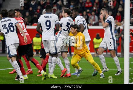 BayArena Leverkusen Deutschland, 10.12.2024, Fußball: UEFA Champions League Saison 2024/25 Spieltag 6, Bayer 04 Leverkusen (B04, rot) vs. Inter Mailand (INT, weiß) — überfüllte Box beim Eckstoß, TW Yann Sommer (INT) hinter seiner Verteidigung, von links: Matteo Darmian (INT), Marcus Thuram (INT), Carlos Augusto (INT), Yann Bisseck (INT), Stefan de Vrij (INT) Stockfoto