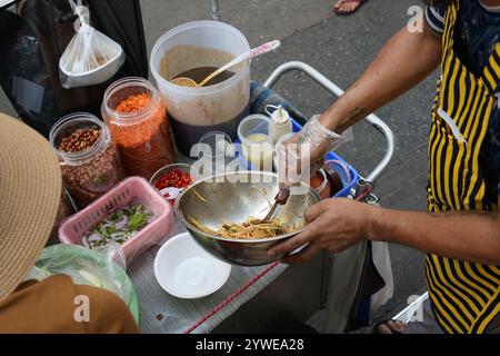 Scharfer Mangosalat, lokale thailändische Zubereitung von Som Tum für den Verkauf auf dem Markt in bangkok - Som Tum oder Papaya Salat ist traditionelles thailändisches Essen - thailand Street Stockfoto