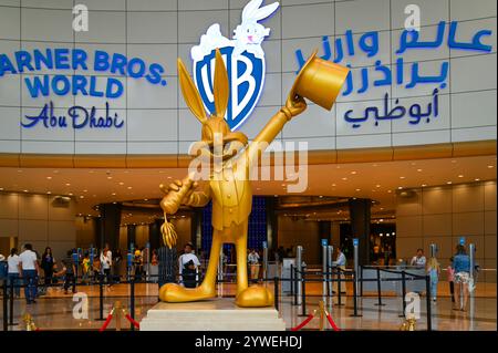 ABU DHABI - 29. März: Bugs Bunny und Logo von Warner Bros im WB World Freizeitpark in Abu Dhabi am 29. März. 2024 in den Vereinigten Arabischen Emiraten. Stockfoto