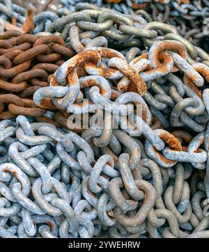 Nahaufnahme einer rostigen alten Kette als Hintergrund oder Textur Stockfoto