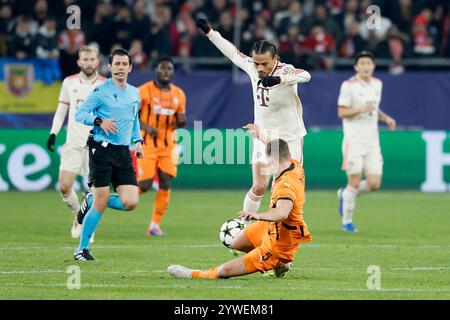 Gelsenkirchen, Deutschland Dezember 2024. Bild: V.l. Leroy Sane (FC Bayern München, 10) und Valeriy Bondar (Shakhtar Donetsk, 5), 10.12.2024, Fussball, Champions League, Schachtar Donezk - Bayern München, GER, Gelsenkirchen, Arena AufSchalke. Quelle: HMB Media/Alamy Live News Stockfoto