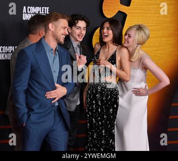 Die Besetzungsmitglieder Boyd Holbrook, Edward Norton, Timothee Chalamet, Monica Barbaro und Elle Fanning (L-R) nehmen am Dienstag, den 10. Dezember 2024, im Dolby Theatre in der Hollywood-Sektion von Los Angeles an der Premiere des biographischen Dramas A Complete Unknown Teil. Handlung: A Complete Unknown spielt in der einflussreichen New Yorker Musikszene der frühen 60er Jahre und folgt dem 19-jährigen Minnesota-Musiker Bob Dylans kometenhaften Aufstieg als Folk-Sänger in Konzerthallen und an die Spitze der Charts. Seine Songs und Mystik wurden zu einer weltweiten Sensation und gipfelten in seiner bahnbrechenden Electric Rock and Roll Performance Stockfoto