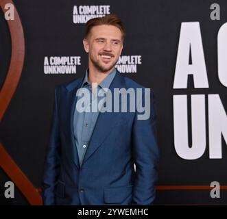 Das Mitglied Boyd Holbrook besucht am Dienstag, den 10. Dezember 2024 die Premiere des biographischen Dramas A Complete Unknown im Dolby Theatre in der Hollywood-Sektion von Los Angeles. Handlung: A Complete Unknown spielt in der einflussreichen New Yorker Musikszene der frühen 60er Jahre und folgt dem kometenhaften Aufstieg des 19-jährigen Minnesota-Musikers Bob Dylan als Folk-Sänger in Konzerthallen und an die Spitze der Charts. Seine Songs und Mystik wurden zu einer weltweiten Sensation, die in seiner bahnbrechenden Performance auf dem Newport Folk Festival 1965 gipfelte. Foto von Jim Ruymen/UPI Stockfoto