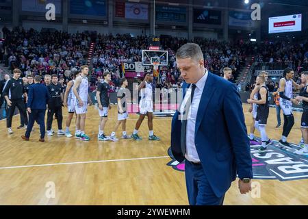 Bonn, Deutschland. Dezember 2024. Martins Gulbis (VEF Riga, Head Coach) ist enttaeuscht Telekom Baskets Bonn vs. VEF Riga, Basketball, Champions League (BCL), 5. Spieltag Gruppenrunde, Gruppe E, 2024/2025, 10.12.2024 Foto: Eibner-Pressefoto/Gerhard Wingender Credit: dpa/Alamy Live News Stockfoto