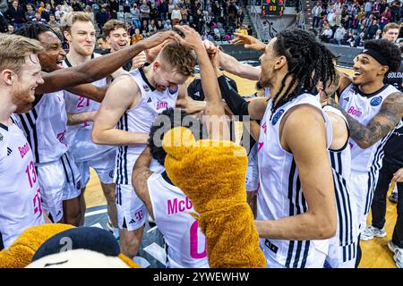 Bonn, Deutschland. Dezember 2024. Till Pape (Telekom Baskets Bonn, #19) feiert mit seinem Team den Sieg gegen VEF Riga Telekom Baskets Bonn vs. VEF Riga, Basketball, Champions League (BCL), 5. Spieltag Gruppenrunde, Gruppe E, 2024/2025, 10.12.2024 Foto: Eibner-Pressefoto/Gerhard Wingender Credit: dpa/Alamy Live News Stockfoto