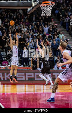 Bonn, Deutschland. Dezember 2024. Till Pape (Telekom Baskets Bonn, #19) beim Dreier Telekom Baskets Bonn vs. VEF Riga, Basketball, Champions League (BCL), 5. Spieltag Gruppenrunde, Gruppe E, 2024/2025, 10.12.2024 Foto: Eibner-Pressefoto/Gerhard Wingender Credit: dpa/Alamy Live News Stockfoto