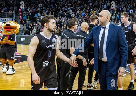 Bonn, Deutschland. Dezember 2024. Enttaeuschte Gesichter bei den Spielern von VEF Riga Telekom Baskets Bonn vs. VEF Riga, Basketball, Champions League (BCL), 5. Spieltag Gruppenrunde, Gruppe E, 2024/2025, 10.12.2024 Foto: Eibner-Pressefoto/Gerhard Wingender Credit: dpa/Alamy Live News Stockfoto