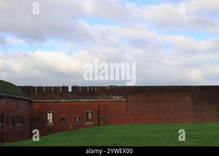 Fort Nelson, Portsdown Hill, Fareham, Hampshire, England. 12. November 2024. Teil einer langen Mauer mit Türmchen darüber. Stockfoto