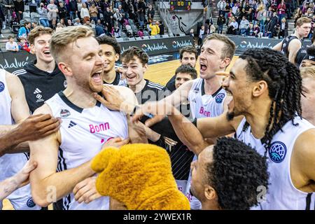 Bonn, Deutschland. Dezember 2024. Till Pape (Telekom Baskets Bonn, #19) feiert mit seinem Team den Sieg gegen VEF Riga Telekom Baskets Bonn vs. VEF Riga, Basketball, Champions League (BCL), 5. Spieltag Gruppenrunde, Gruppe E, 2024/2025, 10.12.2024 Foto: Eibner-Pressefoto/Gerhard Wingender Credit: dpa/Alamy Live News Stockfoto