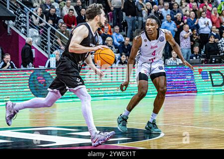 Bonn, Deutschland. Dezember 2024. Phlandrous Fleming Jr. (Telekom Baskets Bonn, #04) vs Harrison Cleary (VEF Riga, #00) Telekom Baskets Bonn vs. VEF Riga, Basketball, Champions League (BCL), 5. Spieltag Gruppenrunde, Gruppe E, 2024/2025, 10.12.2024 Foto: Eibner-Pressefoto/Gerhard Wingender Credit: dpa/Alamy Live News Stockfoto