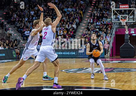 Bonn, Deutschland. Dezember 2024. Harrison Cleary (VEF Riga, #00) vs. Samuel Griesel (Telekom Baskets Bonn, #02) Telekom Baskets Bonn vs. VEF Riga, Basketball, Champions League (BCL), 5. Spieltag Gruppenrunde, Gruppe E, 2024/2025, 10.12.2024 Foto: Eibner-Pressefoto/Gerhard Wingender Credit: dpa/Alamy Live News Stockfoto