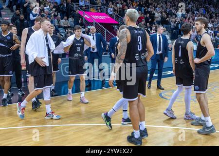 Bonn, Deutschland. Dezember 2024. Enttaeuschte Gesichter bei den Spielern von VEF Riga Telekom Baskets Bonn vs. VEF Riga, Basketball, Champions League (BCL), 5. Spieltag Gruppenrunde, Gruppe E, 2024/2025, 10.12.2024 Foto: Eibner-Pressefoto/Gerhard Wingender Credit: dpa/Alamy Live News Stockfoto