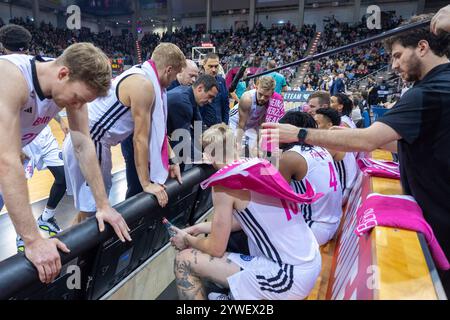 Bonn, Deutschland. Dezember 2024. Roel Moors (Telekom Baskets Bonn, Headcoach) nimmt eine Auszeit Telekom Baskets Bonn gegen VEF Riga, Basketball, Champions League (BCL), 5. Spieltag Gruppenrunde, Gruppe E, 2024/2025, 10.12.2024 Foto: Eibner-Pressefoto/Gerhard Wingender Credit: dpa/Alamy Live News Stockfoto