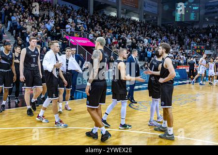 Bonn, Deutschland. Dezember 2024. Enttaeuschte Gesichter bei den Spielern von VEF Riga Telekom Baskets Bonn vs. VEF Riga, Basketball, Champions League (BCL), 5. Spieltag Gruppenrunde, Gruppe E, 2024/2025, 10.12.2024 Foto: Eibner-Pressefoto/Gerhard Wingender Credit: dpa/Alamy Live News Stockfoto