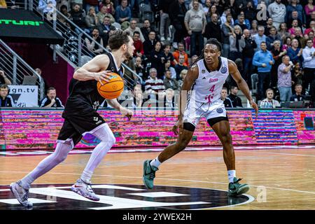 Bonn, Deutschland. Dezember 2024. Phlandrous Fleming Jr. (Telekom Baskets Bonn, #04) vs Harrison Cleary (VEF Riga, #00) Telekom Baskets Bonn vs. VEF Riga, Basketball, Champions League (BCL), 5. Spieltag Gruppenrunde, Gruppe E, 2024/2025, 10.12.2024 Foto: Eibner-Pressefoto/Gerhard Wingender Credit: dpa/Alamy Live News Stockfoto