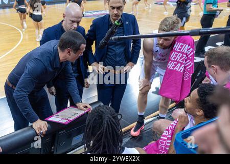 Bonn, Deutschland. Dezember 2024. Roel Moors (Telekom Baskets Bonn, Headcoach) nimmt eine Auszeit Telekom Baskets Bonn gegen VEF Riga, Basketball, Champions League (BCL), 5. Spieltag Gruppenrunde, Gruppe E, 2024/2025, 10.12.2024 Foto: Eibner-Pressefoto/Gerhard Wingender Credit: dpa/Alamy Live News Stockfoto