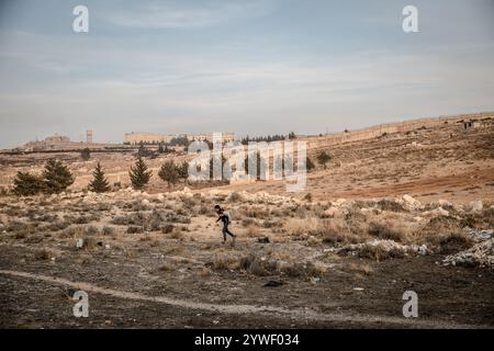 In Der Nähe Von Damaskus, Syrien. Dezember 2024. Ein Junge läuft vor dem Sednaya Gefängnis, einer der berüchtigtsten Haftanstalten, die vom Assad-Regime genutzt wurden. Das Regime des syrischen Präsidenten Baschar al-Assad fiel im Dezember 2024. Quelle: SOPA Images Limited/Alamy Live News Stockfoto