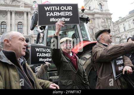 Der britische Reformführer Nigel Farage hält während eines Protests von Landwirten in Westminster, London, über die Änderungen der Erbschaftssteuer (IHT) im jüngsten Haushalt ein Banner hoch, mit der neue Steuern auf landwirtschaftliche Betriebe im Wert von mehr als einer Million Pfund eingeführt wurden. Bilddatum: Mittwoch, 11. Dezember 2024. Stockfoto