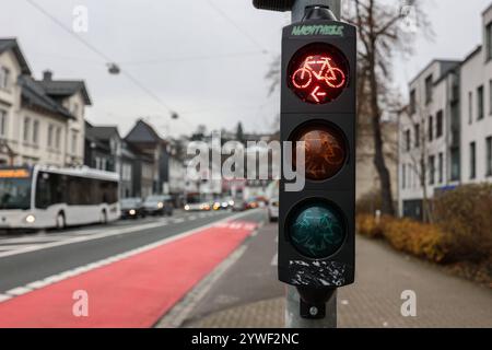 Radfahren, Fahrradfahren in der Siegener Innenstadt. Eine Ampel, Fahrradampel an der Sandstraße Sandstraße zeigt ein rotes Fahrrad. Die Rote Spur ist eine Umweltspur Busspur, Fahrradspur. Verkehrswesen, Radfahren in der Innenstadt am 11.12.2024 in Siegen/Deutschland. *** Radfahren, Radfahren im Stadtzentrum Siegen Eine Ampel, Fahrradampel an der Sandstraße zeigt ein rotes Fahrrad die rote Spur ist eine Umweltspur Busspur, Fahrradspur Verkehr, Radfahren in der Innenstadt am 11 12 2024 in Siegen Deutschland Stockfoto