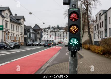 Radfahren, Fahrradfahren in der Siegener Innenstadt. Eine Ampel, Fahrradampel an der Sandstraße Sandstraße zeigt ein rotes, gelbes und gruenes grünes Fahrrad. Die Rote Spur ist eine Umweltspur Busspur, Fahrradspur. Verkehrswesen, Radfahren in der Innenstadt am 11.12.2024 in Siegen/Deutschland. *** Radfahren, Radfahren in der Innenstadt von Siegen Eine Ampel, Radverkehrsampel an der Sandstraße zeigt ein rot, gelb und grün grünes Fahrrad die rote Spur ist eine Umweltspur Busspur, Fahrradspur Verkehr, Radfahren in der Innenstadt am 11 12 2024 in Siegen Deutschland Stockfoto