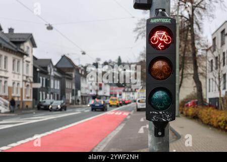 Radfahren, Fahrradfahren in der Siegener Innenstadt. Eine Ampel, Fahrradampel an der Sandstraße Sandstraße zeigt ein rotes Fahrrad. Die Rote Spur ist eine Umweltspur Busspur, Fahrradspur. Verkehrswesen, Radfahren in der Innenstadt am 11.12.2024 in Siegen/Deutschland. *** Radfahren, Radfahren im Stadtzentrum Siegen Eine Ampel, Fahrradampel an der Sandstraße zeigt ein rotes Fahrrad die rote Spur ist eine Umweltspur Busspur, Fahrradspur Verkehr, Radfahren in der Innenstadt am 11 12 2024 in Siegen Deutschland Stockfoto