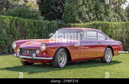 Profilansicht eines seltenen Ferrari aus den 1960er Jahren, der auf einem Hof geparkt ist Stockfoto