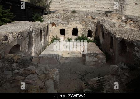 Höhle A, in Felsen gehauene alte jüdische Grabhöhle aus der Ära des 2. Tempels auf Mt. Scopus, es hat neun Nischen und Tisch, war Teil der Jerusalem Nekropole. Stockfoto