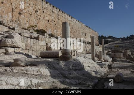 Säulen wurden aus der Ruine des 4. Umayyaden-Palastes aus dem 8. Jahrhundert n. Chr. gebracht und auf die ruinierte Herodiantreppe zum Tripple-Tor in der Mauer im hinteren Teil angebracht. Stockfoto