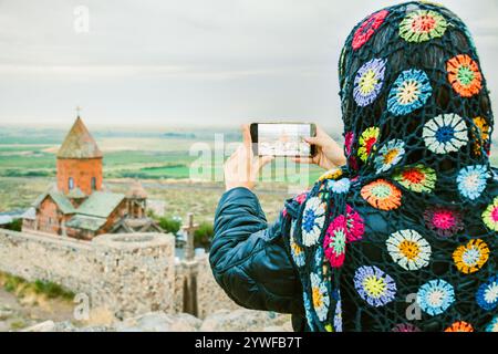 Nahaufnahme einer Frau am Aussichtspunkt Fotografieren Sie das berühmte Wahrzeichen des orthodoxen Klosters Khor Virap in Armenien. Atemberaubendes Panorama bei Sonnenuntergang mit kaukasus Stockfoto