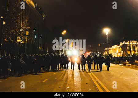 Tiflis, Georgien - 1. dezember 2024: Die Spezialeinheit gepanzerte Polizei durchsucht um Mitternacht die Straßen von Demonstranten in der Hauptstadt Tbilisi Rustaveli. Geo Stockfoto