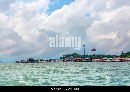 Bunte schwimmende Häuser mit Sandakan Moschee in Sandakan, Borneo, Malaysia Stockfoto