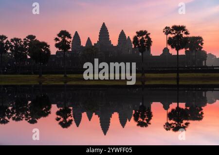 Angkor Wat Tempelkomplex am Sonnenaufgang mit seiner Reflexion im Wasser, in Siem Reap, Kambodscha Stockfoto