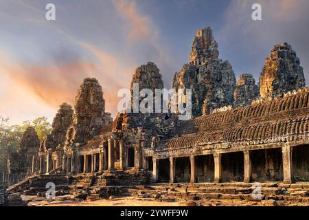 Bayon Tempel bei Sonnenuntergang in der Tempelstadt Angkor Wat in Siem Reap, Kambodscha Stockfoto