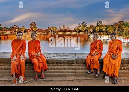 Junge Mönche mit dem Tempel Angkor Wat im Hintergrund in Siem Reap, Kambodscha Stockfoto