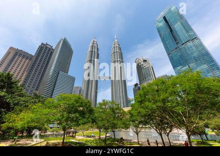 Skyline von Kuala Lumpur mit Hochhäusern und Petronas Towers, Malaysia Stockfoto
