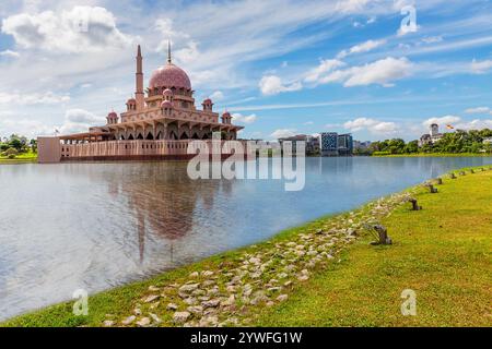 Putra Moschee in Putrajaya mit ihrer Reflexion im See, Malaysia Stockfoto