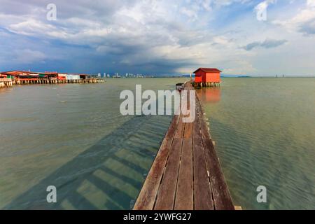 Holzsteg und Orangenhütte in Penang, Malaysia Stockfoto