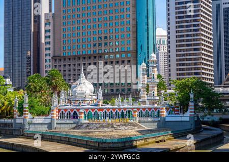 Hochhäuser mit Masjid Jamek Moschee in Kuala Lumpur, Malaysia Stockfoto