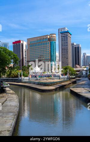 Hochhäuser mit Masjid Jamek Moschee in Kuala Lumpur, Malaysia Stockfoto