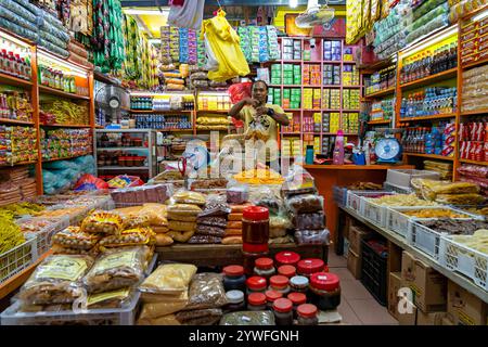 Altes lokales Lebensmittelgeschäft in der Altstadt von Kuala Lumpur, Malaysia Stockfoto