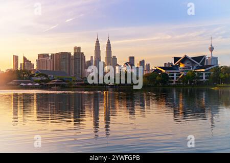 Skyline von Kuala Lumpur mit seiner Reflexion im Teich, Kuala Lumpur, Malaysia Stockfoto